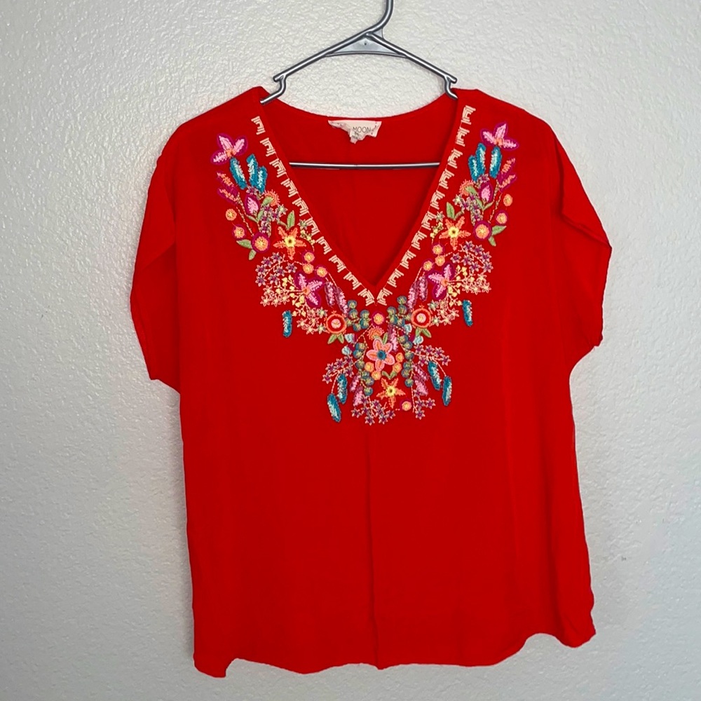 Luna Moon Size M. Orange short sleeve embroidered top. A Favorite!!!